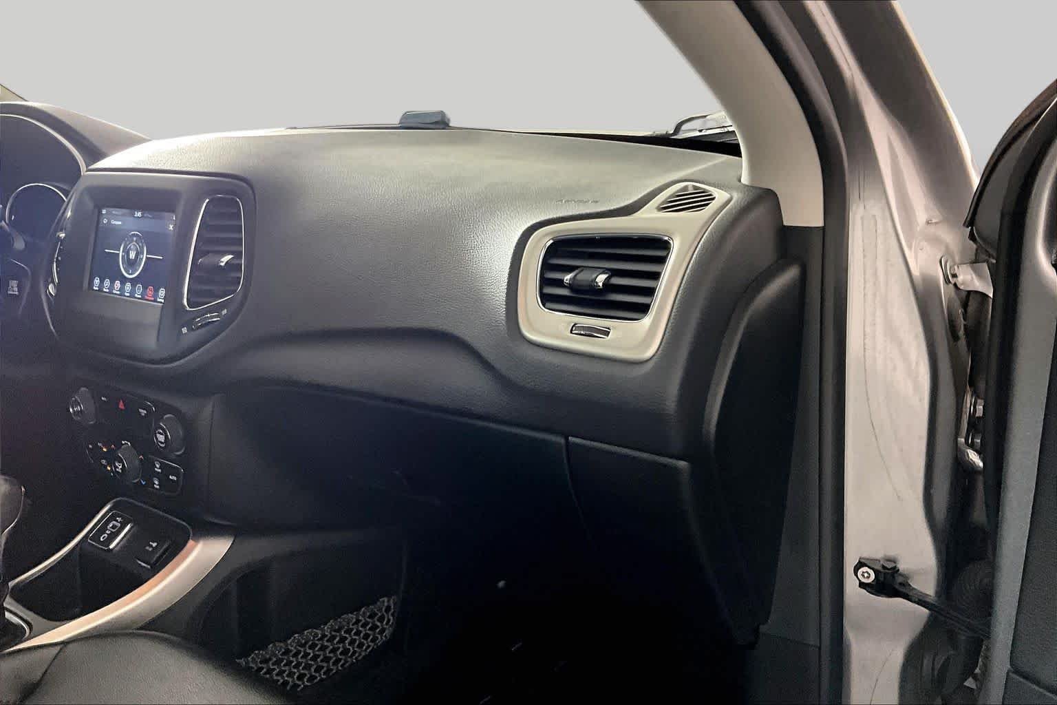 Used 2021 Billet Silver Metallic Clearcoat Jeep Latitude image 17