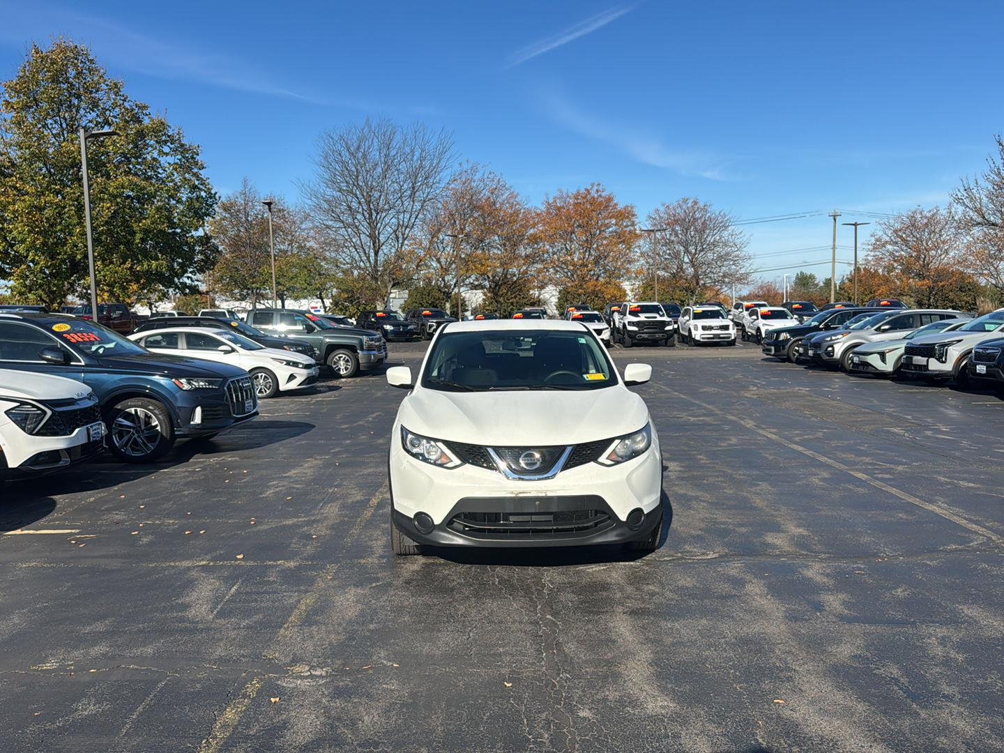 Used 2019 Glacier White Nissan S image 4