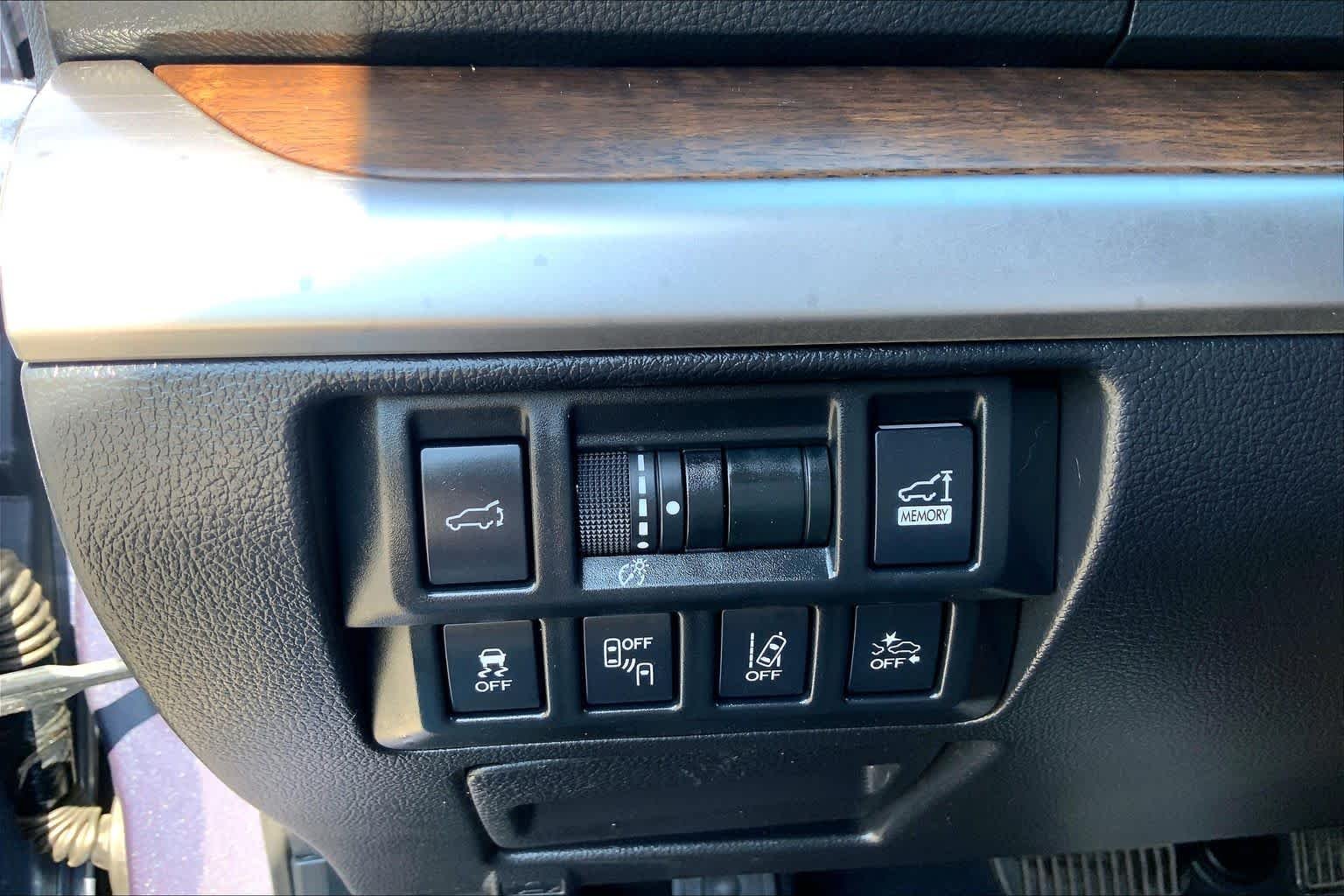 Used 2018 Twilight Blue Metallic Subaru Limited image 29