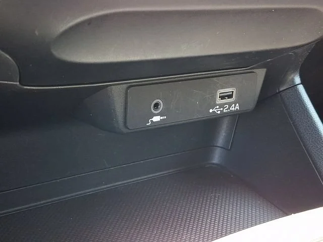 Used 2024 White Subaru  image 24