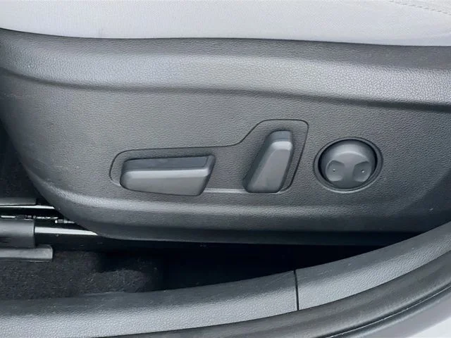Used 2023 White Hyundai SEL image 11