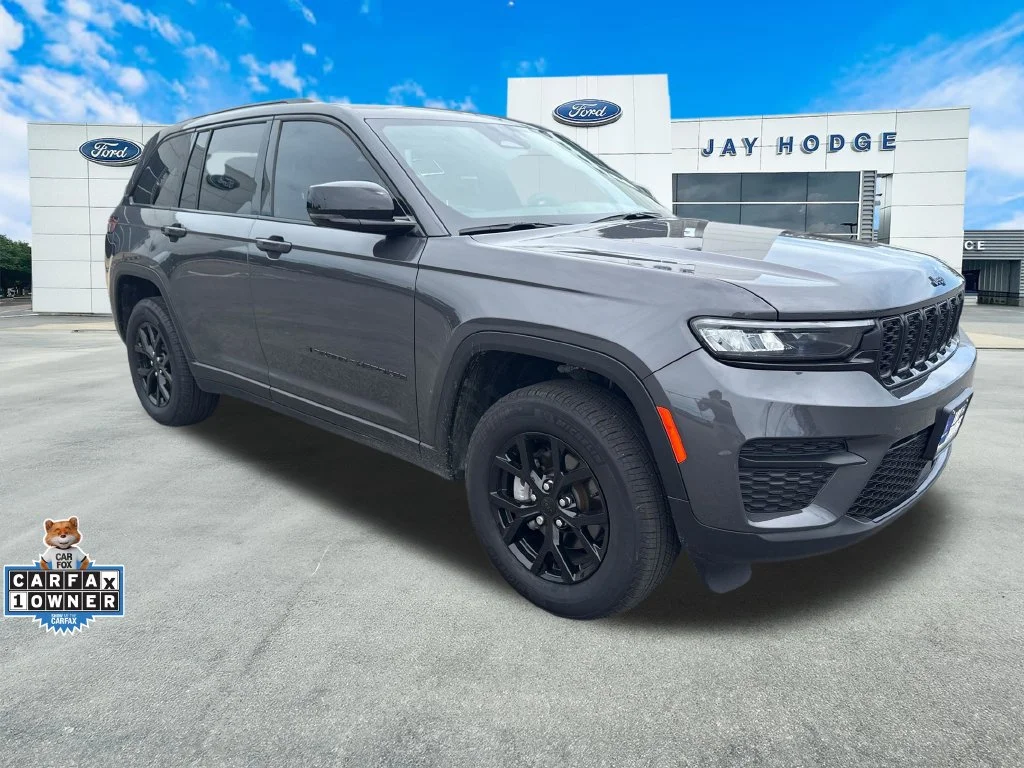 Used 2025 Gray Jeep Altitude image 1