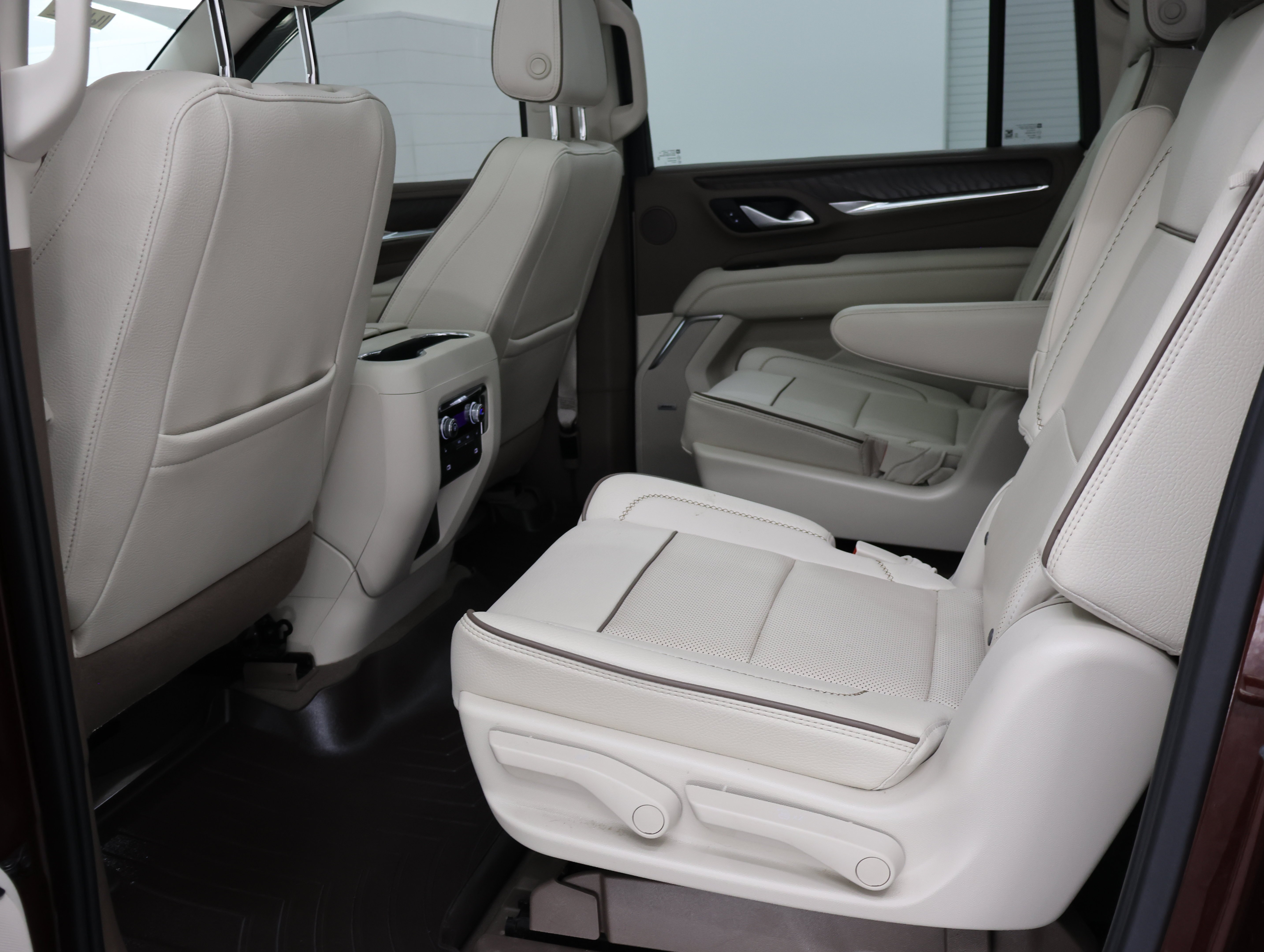 Used 2022 Redwood Metallic GMC Denali image 8