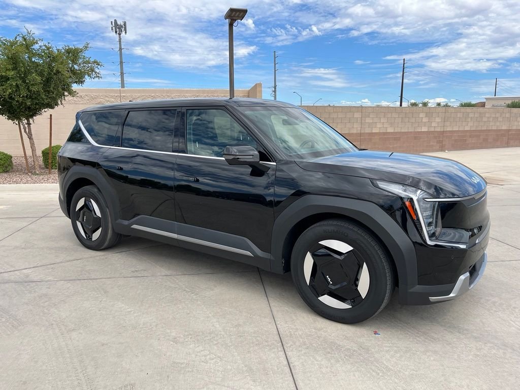 Used 2024 Black Kia Light Long Range image 5