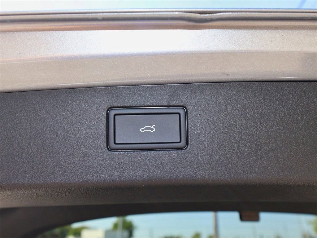 2025 Volkswagen Tiguan SE - Photo 11