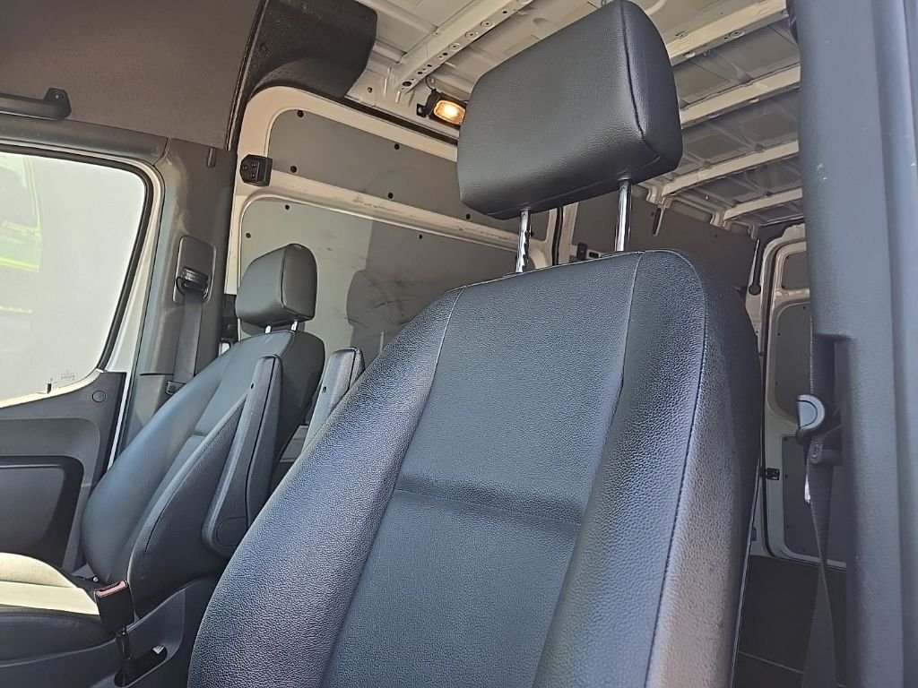 Used 2025  Mercedes-Benz Cargo 144 WB image 31