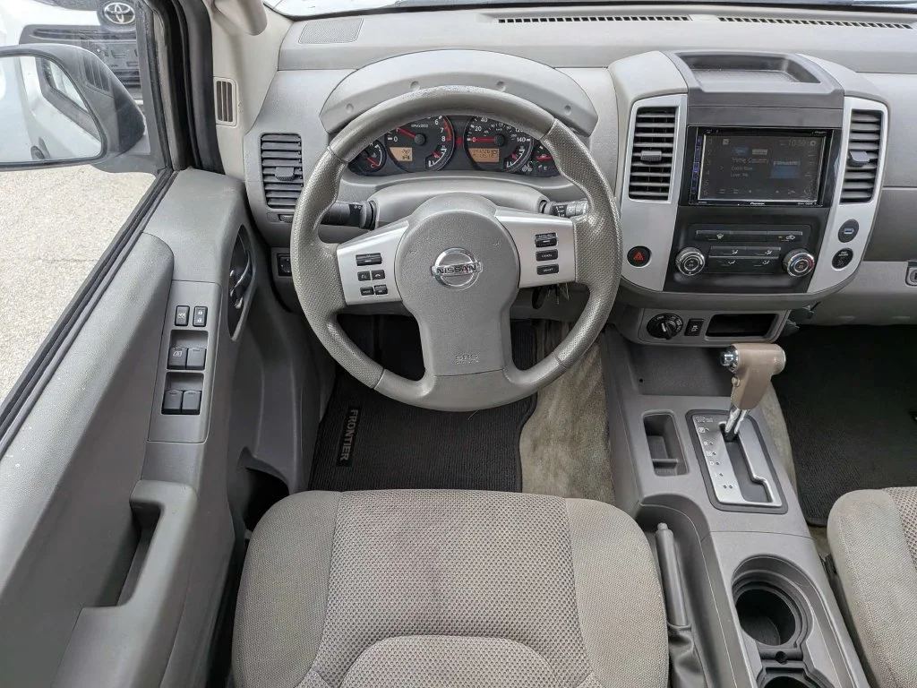 Used 2016 Silver Nissan SV image 14