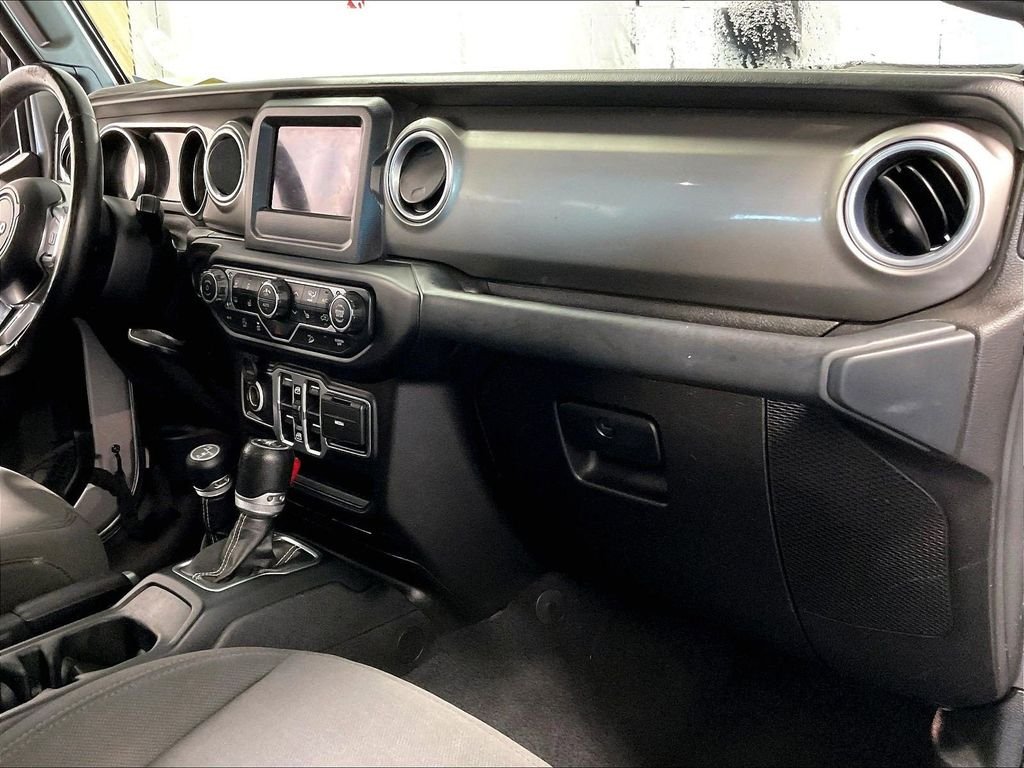 Used 2018 Silver Jeep Unlimited Sahara image 14