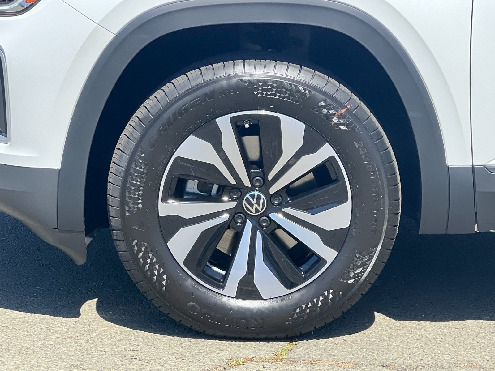 New 2026 Opal White Pearl Volkswagen SE image 25