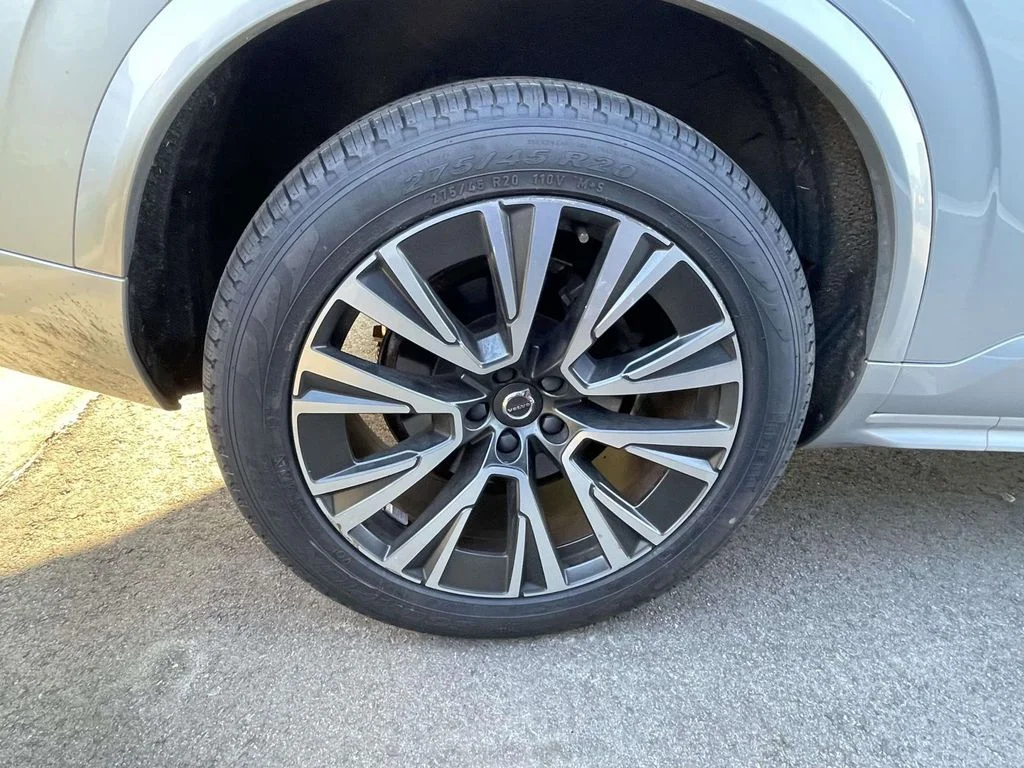 Used 2020 Bright Silver Metallic Volvo Momentum image 5