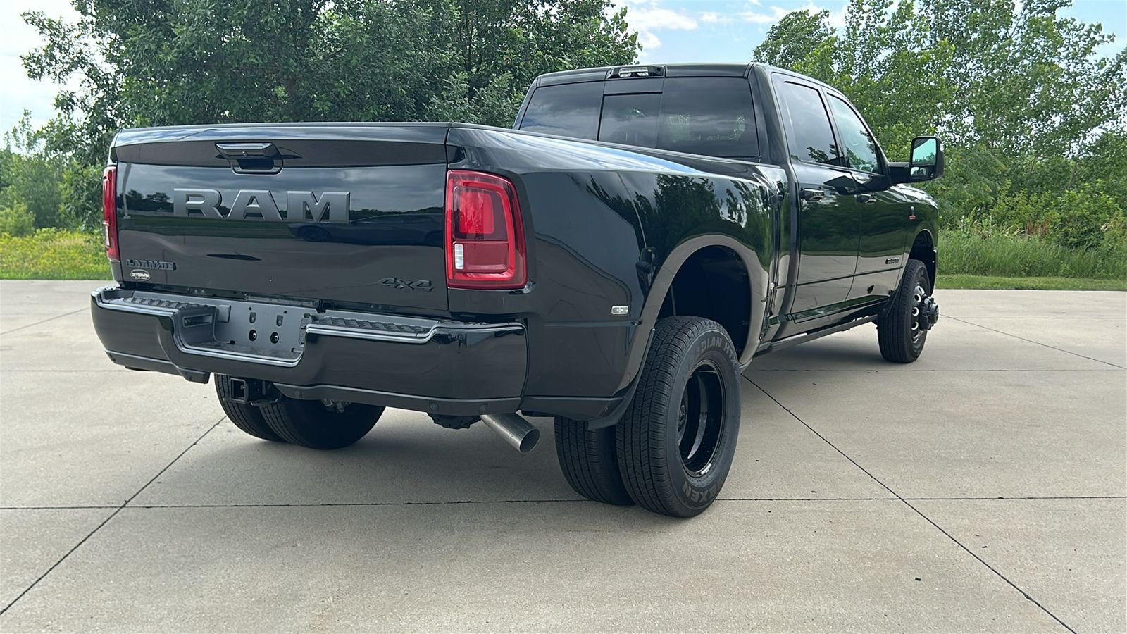 New 2026 Diamond Black Crystal Pearl-Coat Exterior Paint RAM Laramie image 4