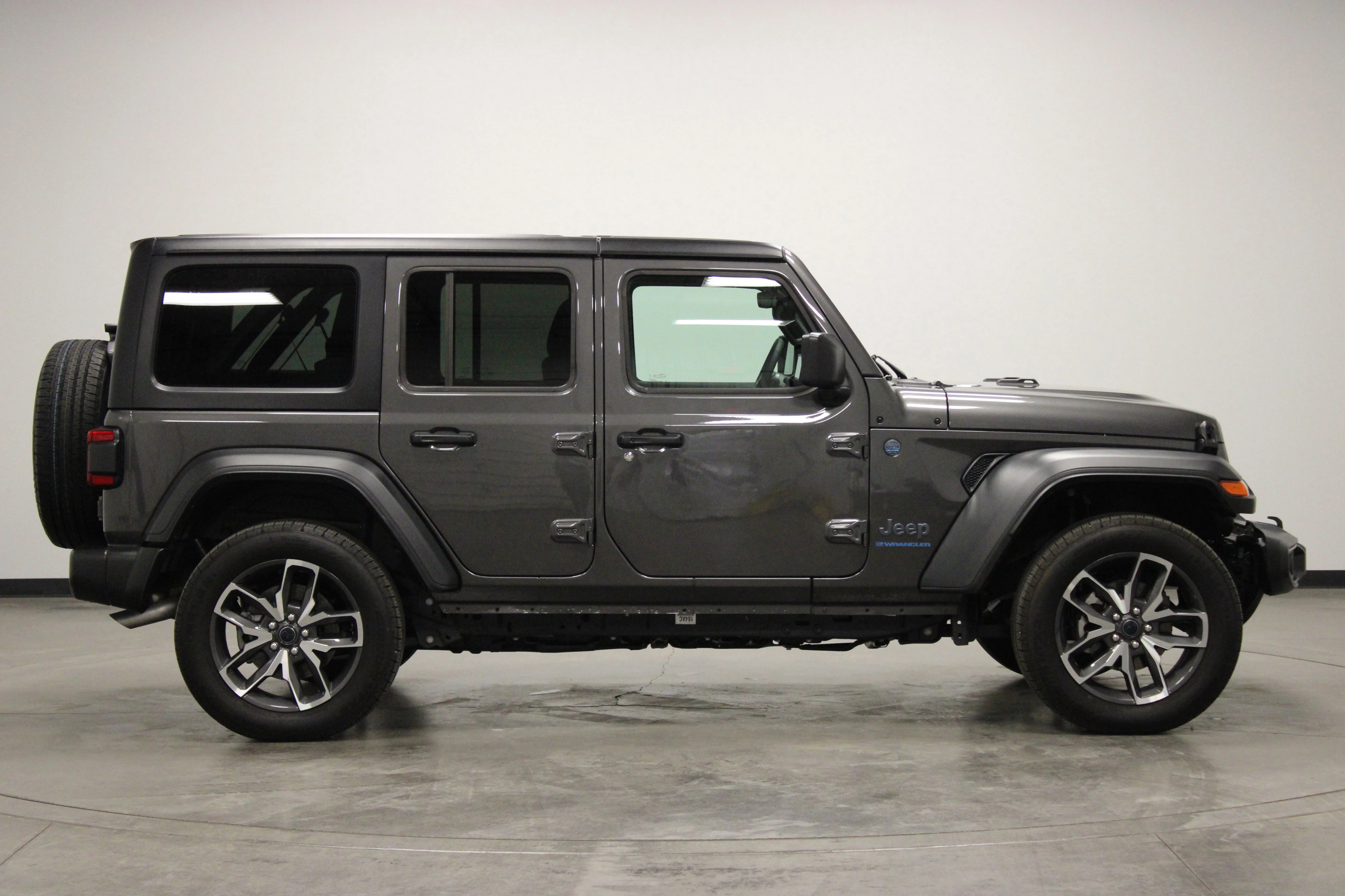 Used 2025 Granite Crystal Metallic Clearcoat Jeep Sport S image 9