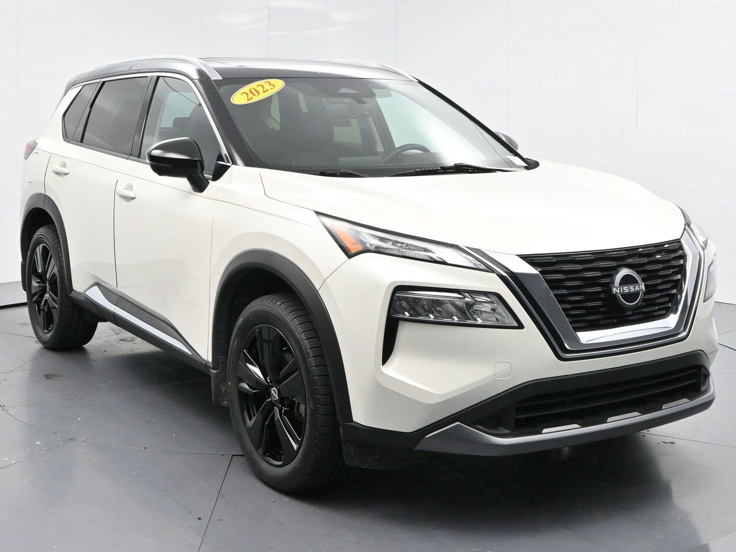 Used 2023 Pearl White Tricoat/Super Black Nissan SL image 2