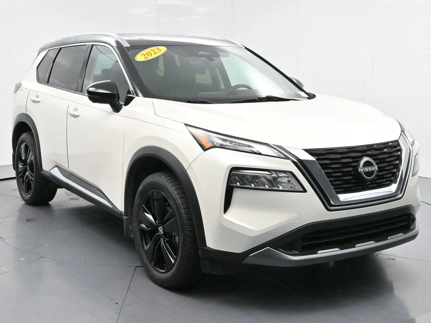 Used 2023 Pearl White Tricoat/Super Black Nissan SL image 2