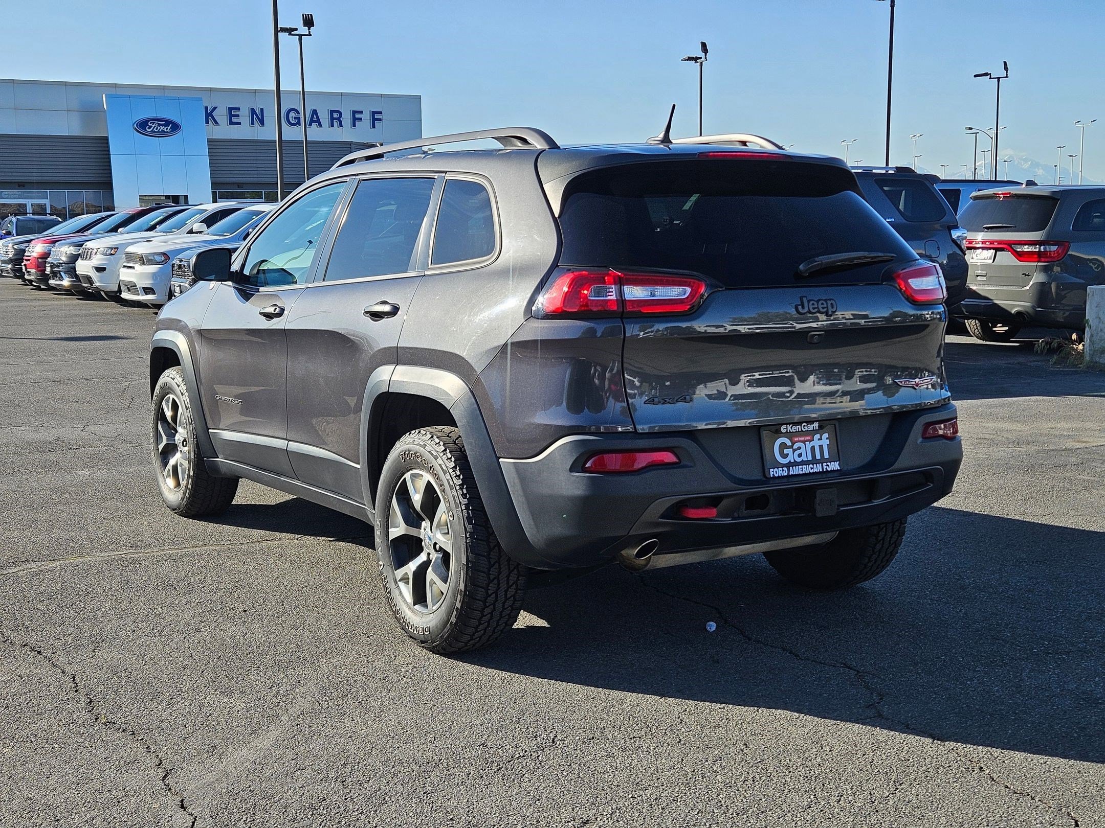 Used 2015 Granite Crystal Clearcoat Metallic Jeep Trailhawk image 5