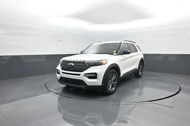 Certified Used 2022 White Metallic Ford XLT image 4