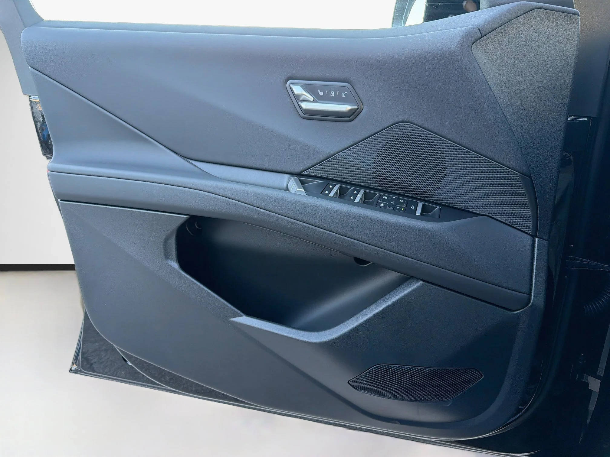 New 2027 Black Sapphire Metallic BMW 50 xDrive image 22
