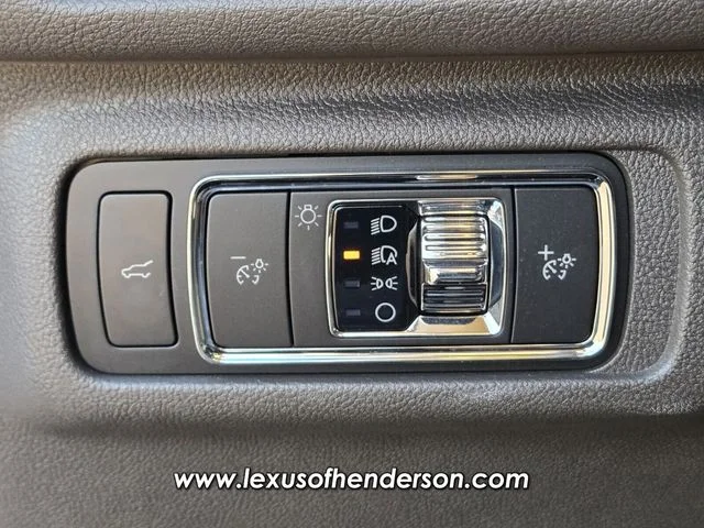 Used 2021 White Lincoln Standard image 24