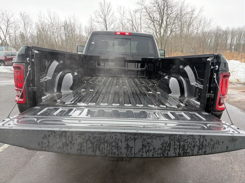 New 2026 Diamond Black Crystal Pearl-Coat Exterior Paint RAM Tradesman image 22
