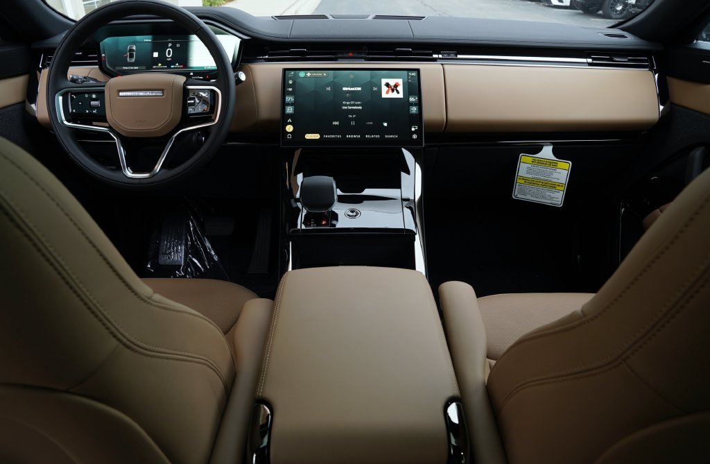 New 2027 Santorini Black Land Rover SE image 9