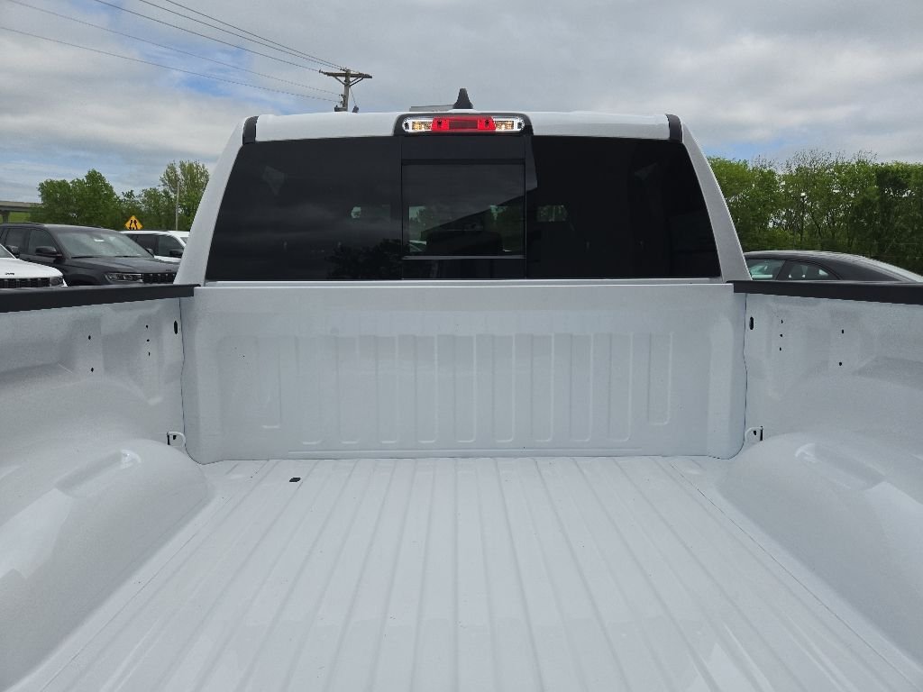 New 2026 Ivory White Tri-Coat Pearl-Coat Exterior Paint RAM Laramie image 31