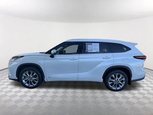 Used 2024 Off-white Toyota Limited image 8