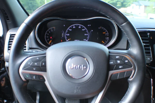 Used 2019 Diamond Black Crystal Pearlcoat Jeep Altitude image 9