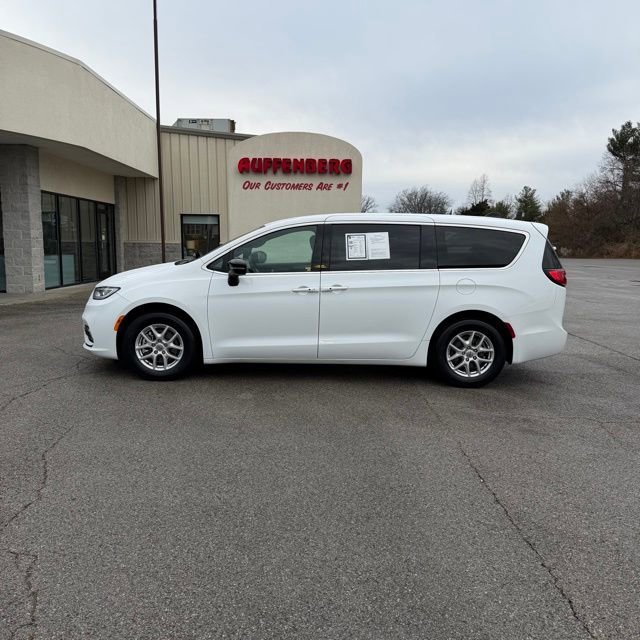 2025 Chrysler Pacifica Select's photo