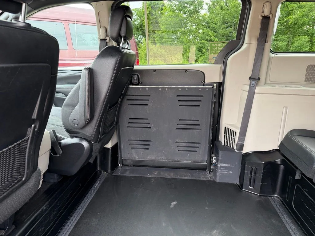 Used 2019 Gray Dodge SXT image 24