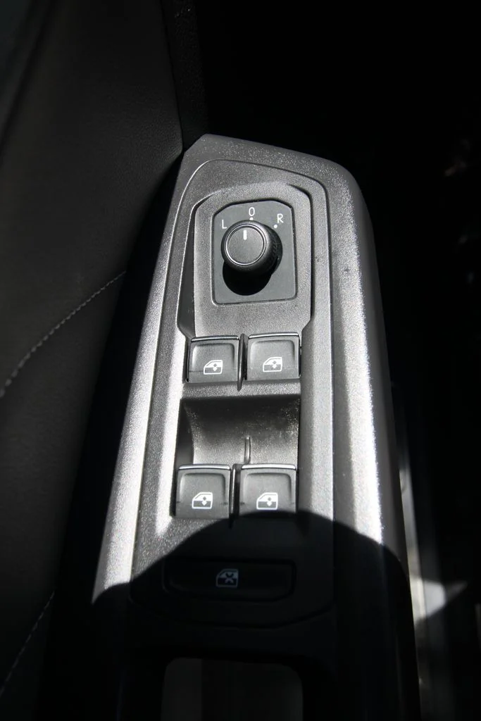 Used 2023 Tourmaline Blue Metallic Volkswagen 3.6L V6 SE w/Technology image 21