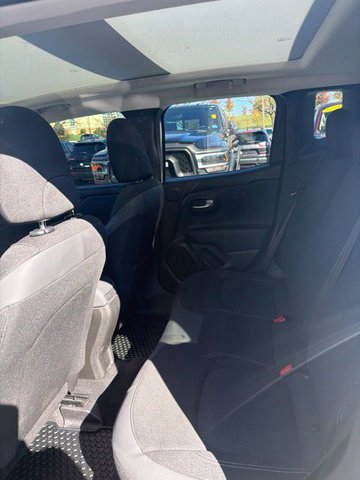 Used 2023 White Jeep Altitude image 8
