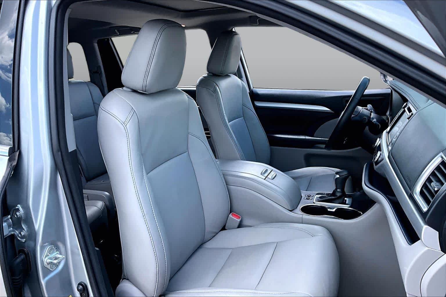 Used 2018 Celestial Silver Metallic Toyota XLE image 9