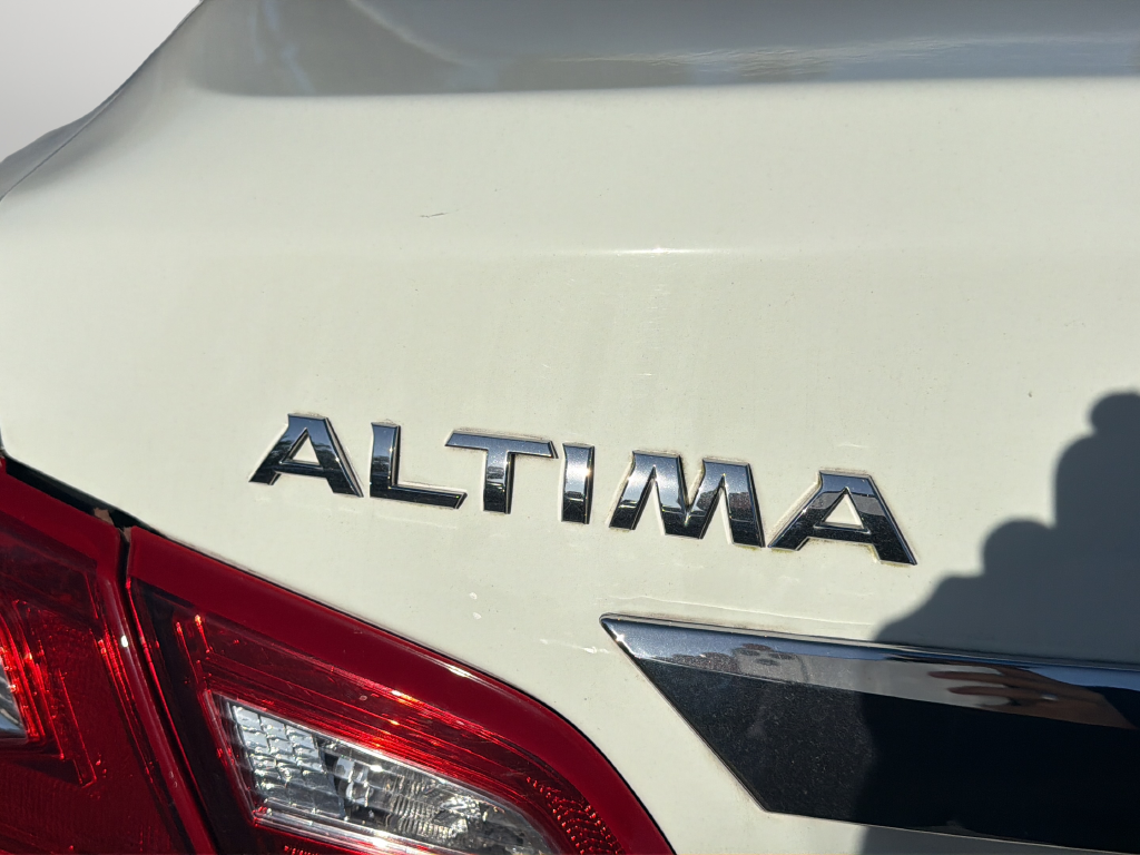 Used 2017 White Nissan 2.5 S image 17