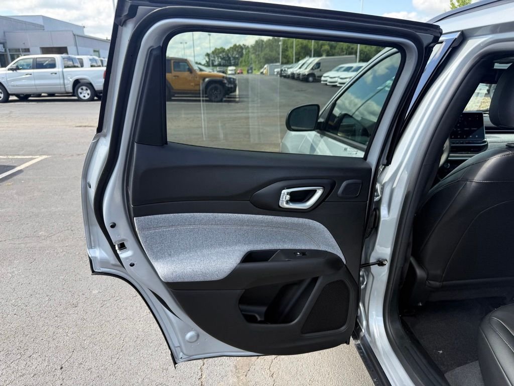 New 2026 Silver Zynith Metallic Clearcoat Jeep  image 31