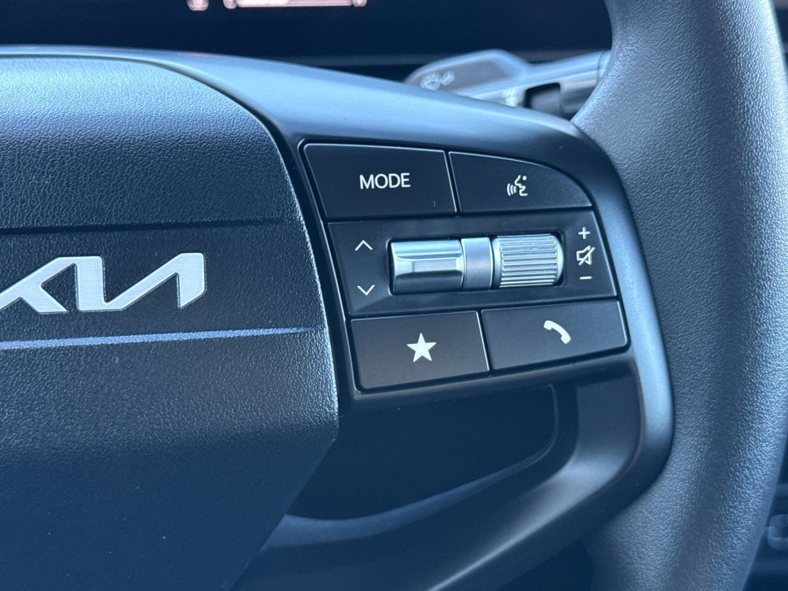 New 2026 Snow White Pearl Kia LXS image 16