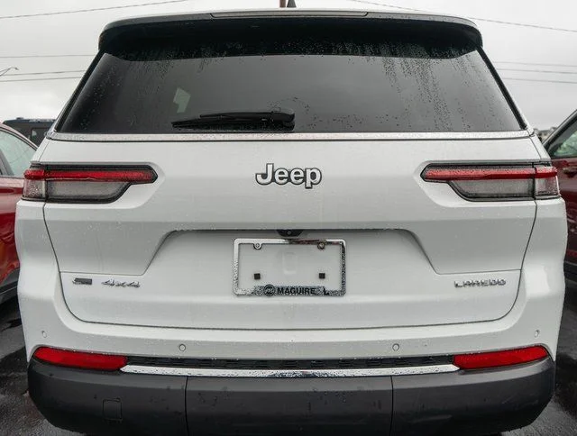 Used 2023 White Jeep Laredo image 5