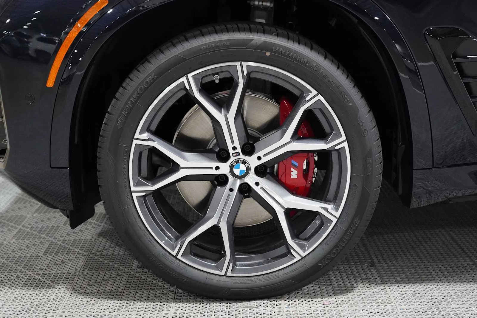 New 2026 Carbon Black Metallic BMW xDrive40i image 5