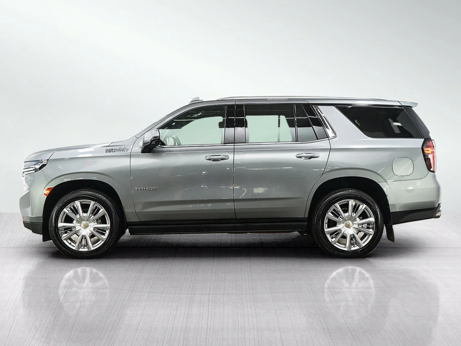 Used 2023 Chevrolet Tahoe High Country with VIN 1GNSKTKL5PR267238 for sale in Burnsville, Minnesota