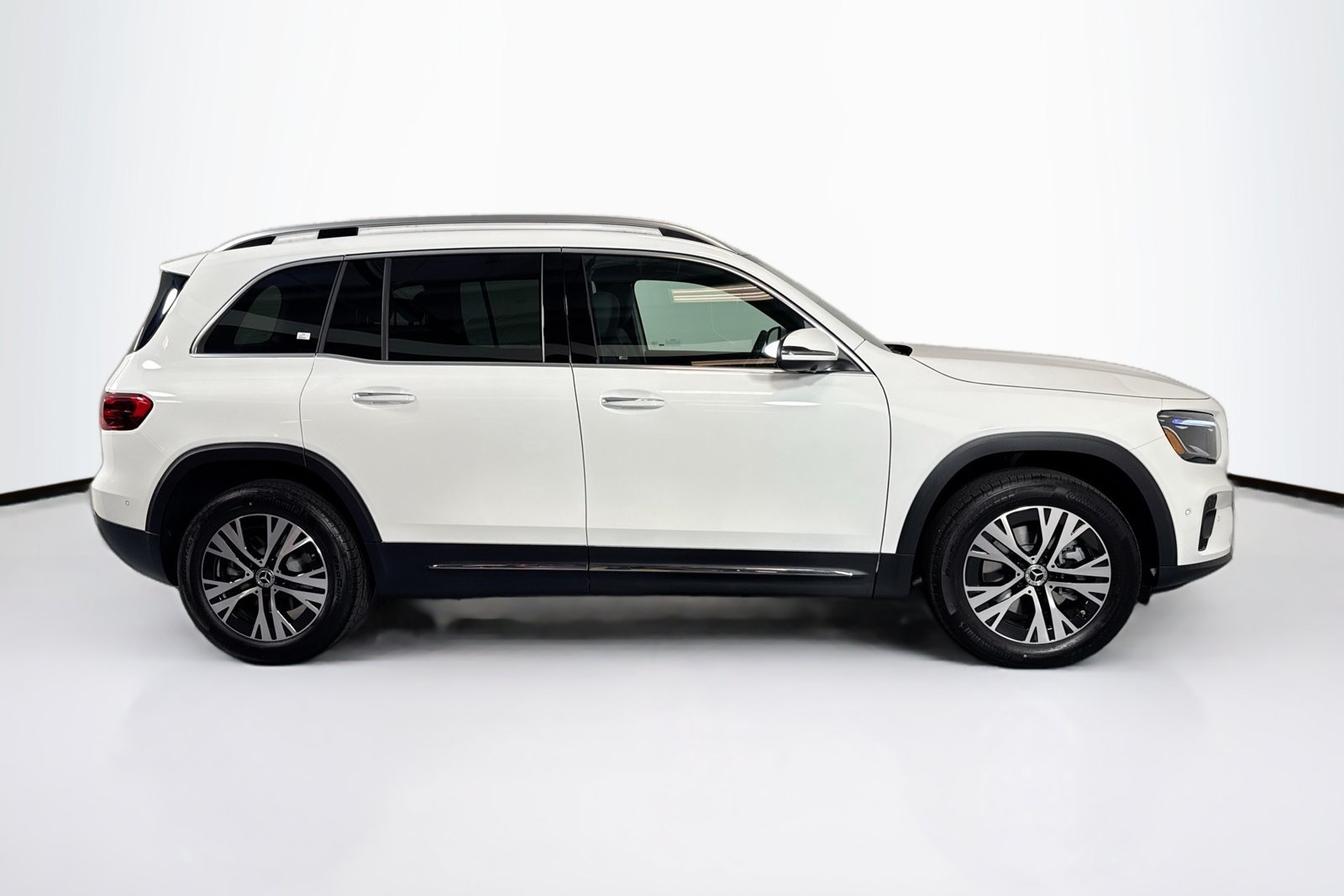 New 2026 Polar White Mercedes-Benz GLB 250 image 4