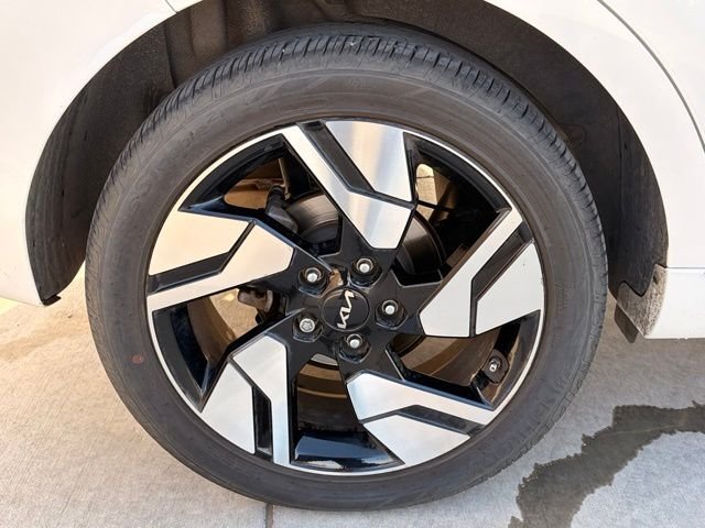 Used 2024 Snow White Pearl Kia GT-Line image 6