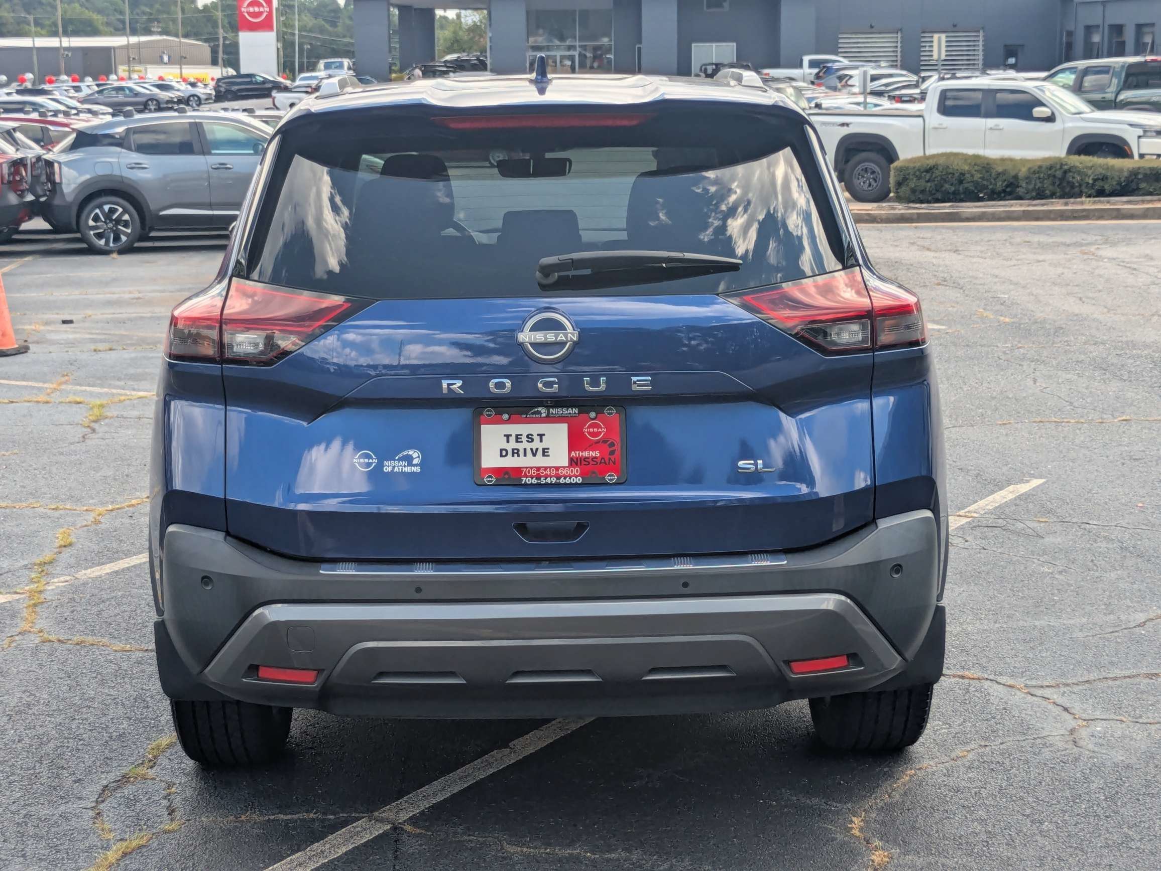 Used 2022 Blue Nissan SL image 4