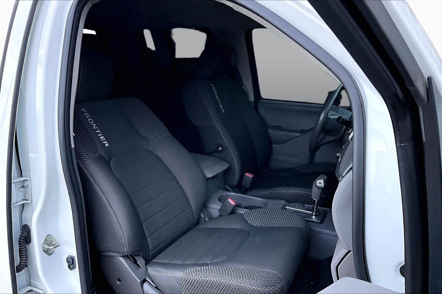 Used 2018 Glacier White Nissan Desert Runner image 9