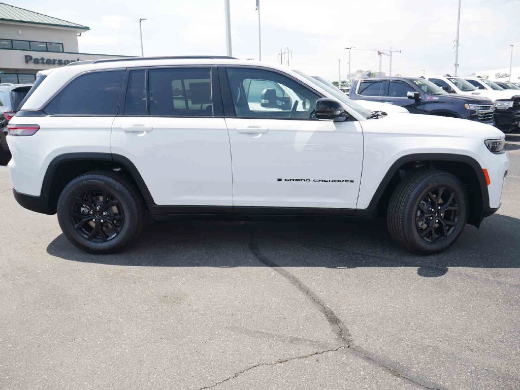 New 2026 Bright White Clear-Coat Exterior Paint Jeep Laredo image 19