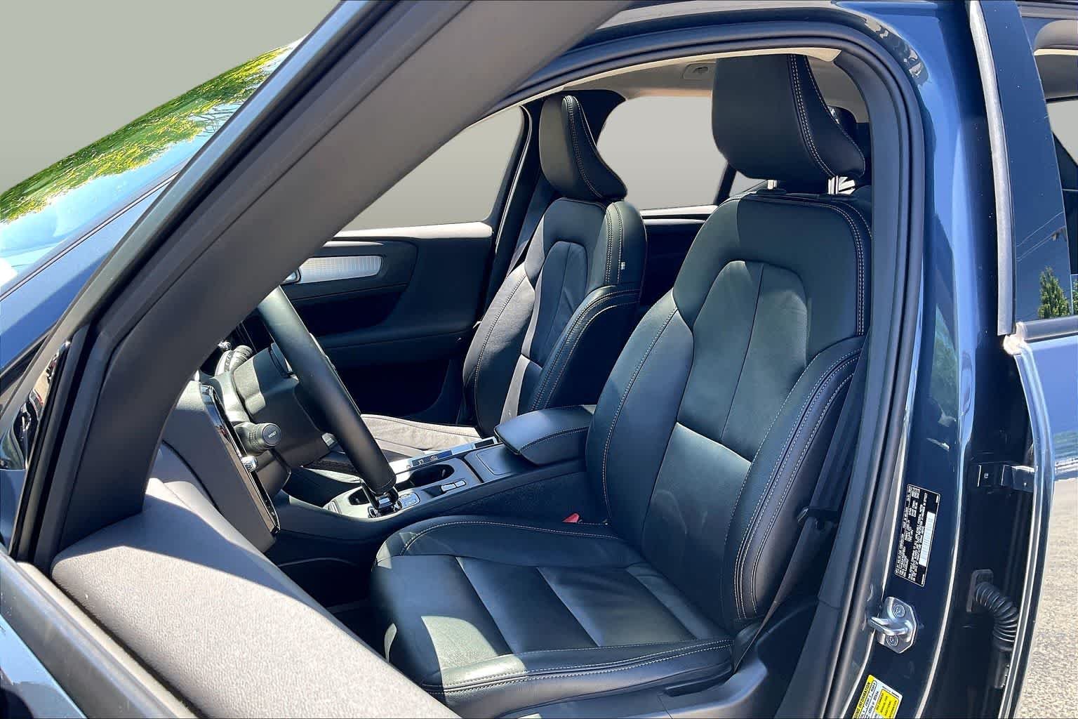 Used 2022 Denim Blue Metallic Volvo Momentum image 8
