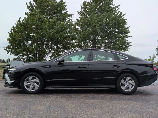 Used 2026 Black Hyundai SE image 4