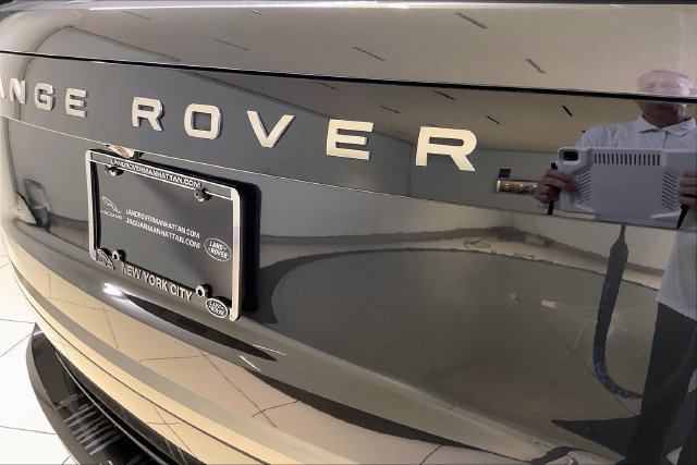 Used 2024 Gray Land Rover SE image 7