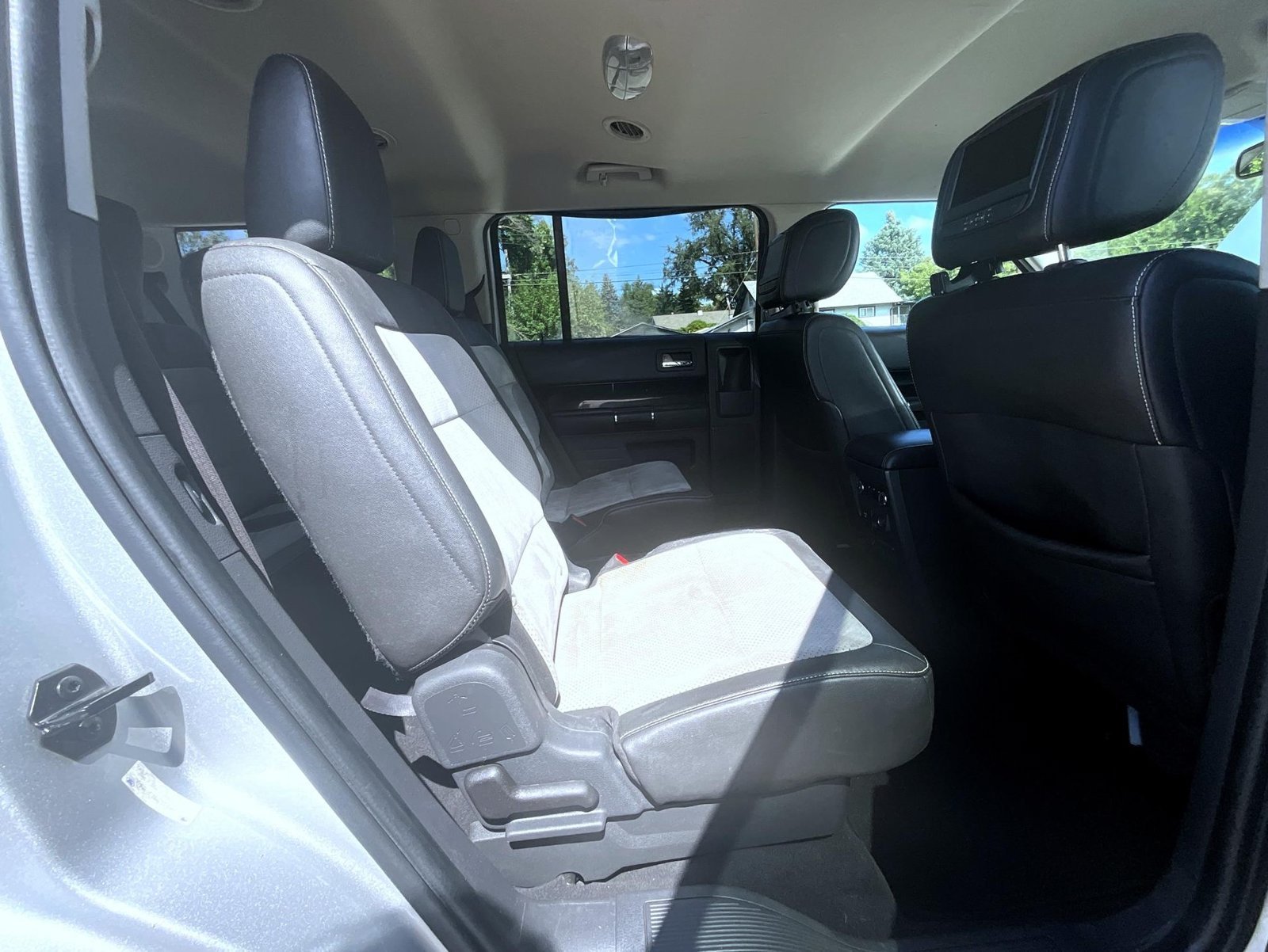 Used 2012 Silver Ford Titanium image 21