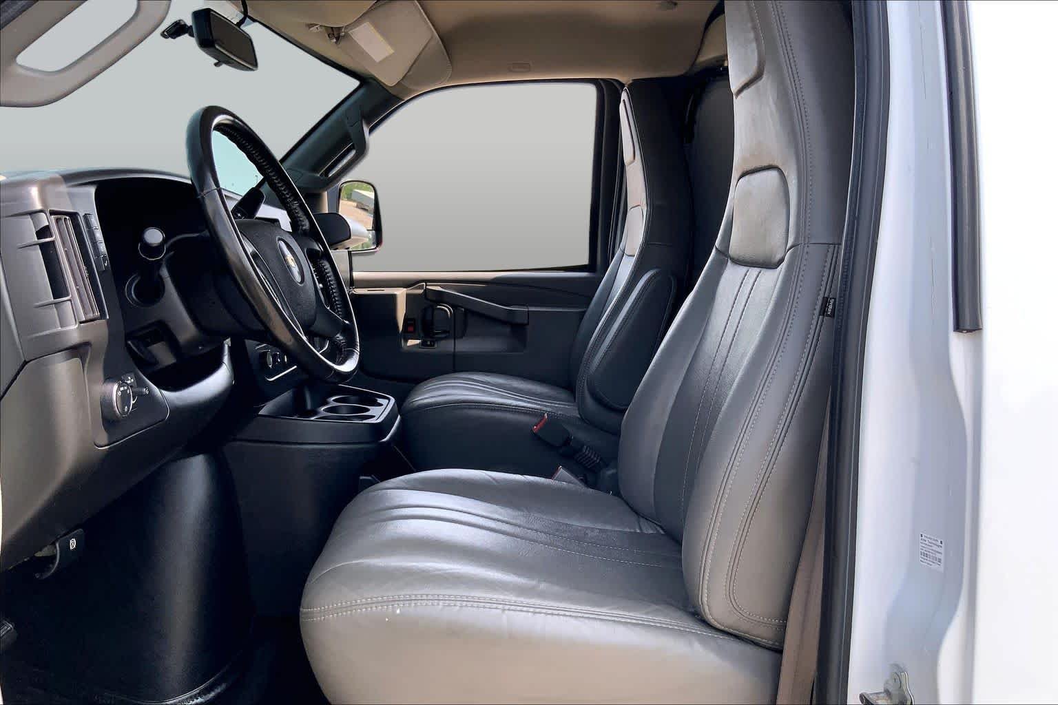 Used 2023 Summit White Chevrolet  image 8