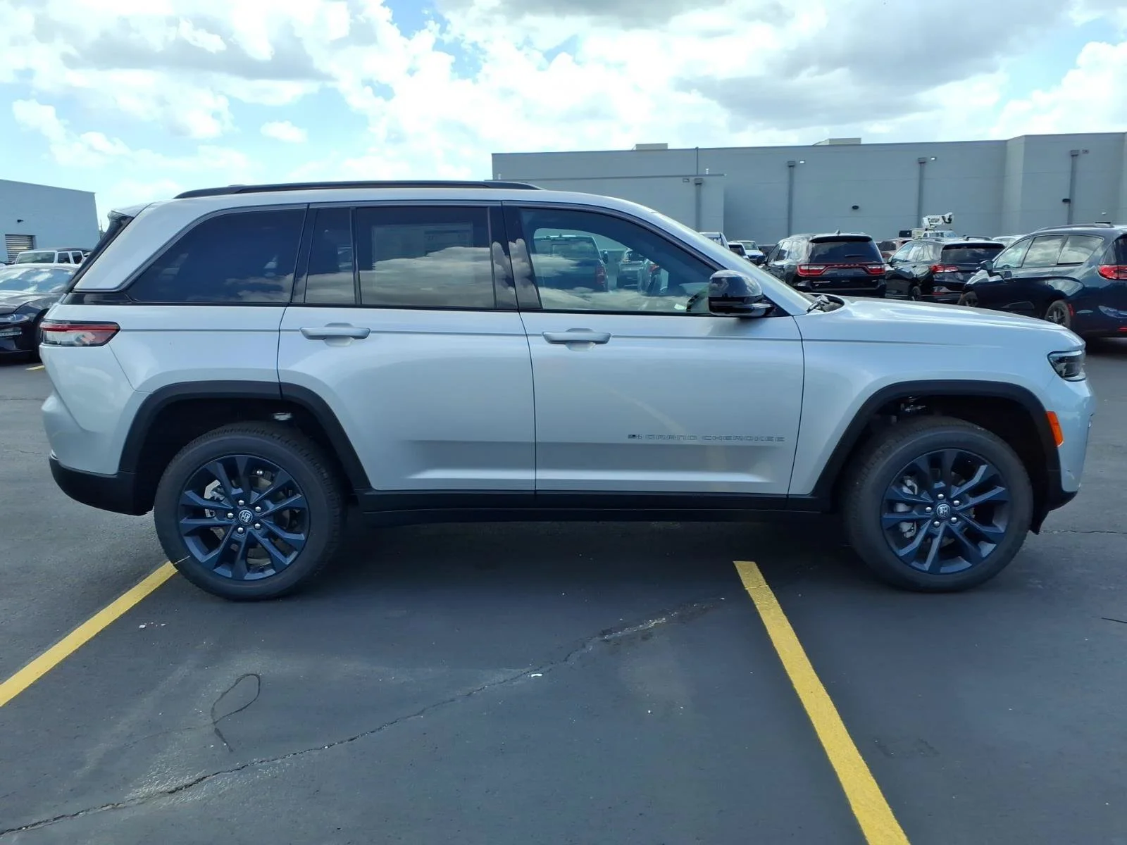 New 2026 Silver Zynith Exterior Paint Jeep  image 15