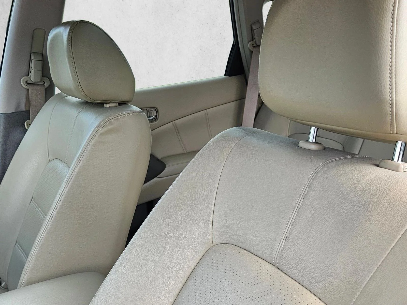 Used 2011 Glacier Pearl Nissan LE image 15